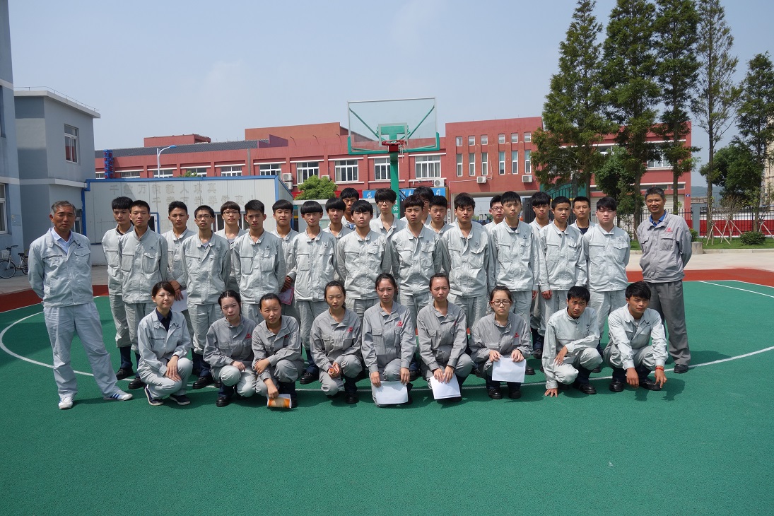 常石造船海外集團(tuán)公司的常石集團(tuán)（舟山）造船有限公司，給岱山縣職業(yè)技術(shù)學(xué)校常石分校12名優(yōu)秀學(xué)生頒發(fā)常石獎(jiǎng)學(xué)金